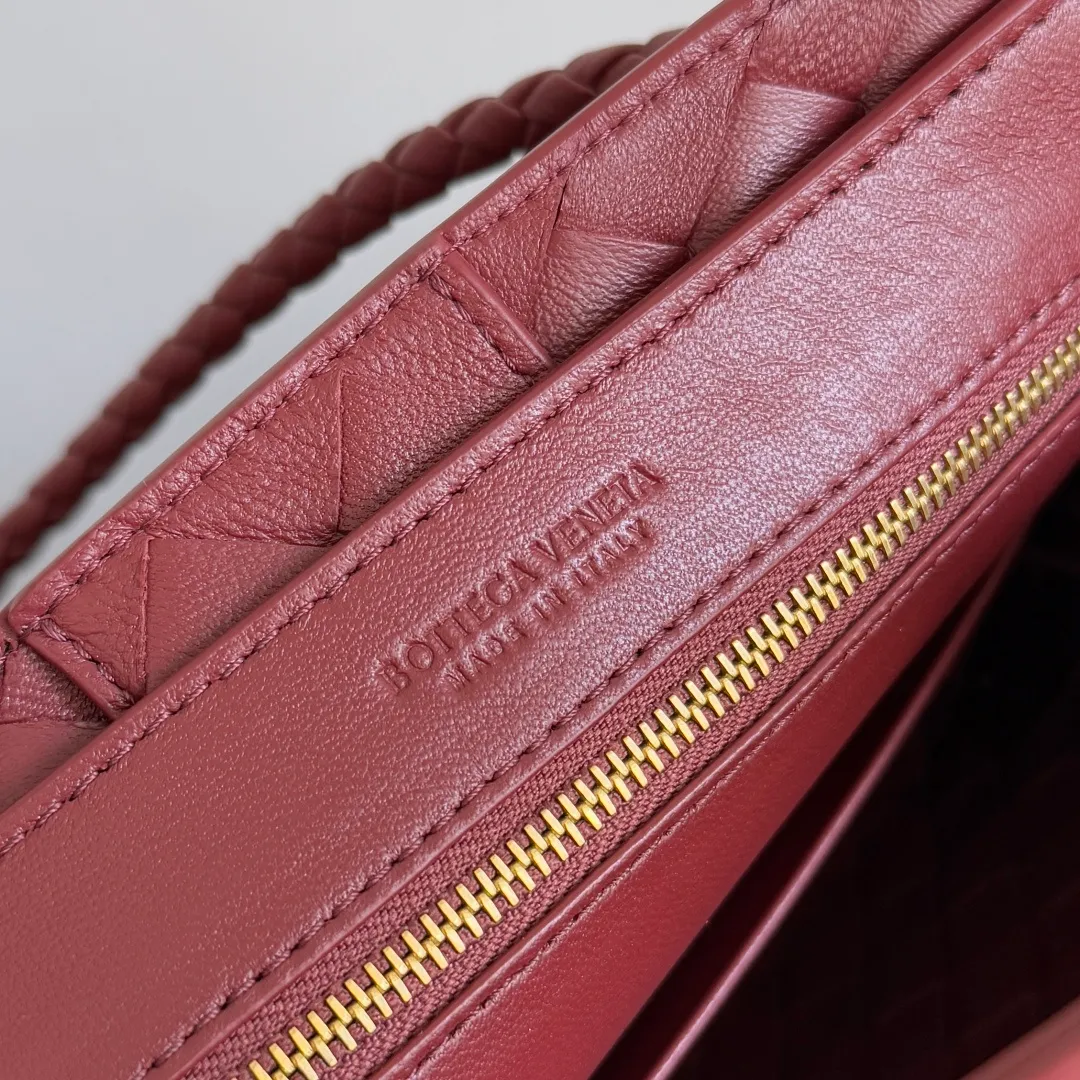 The 2023 new Andiamo batch of 1860 BV has been shipped‼ ️Really popular🔥The new Andiamo woven handbag launched by Bottega Veneta this season is really popular all over the world! ! Celebrities at home and abroad have worn it, and Oscar-winning actress Michelle Yeoh has taken it out on the street. Song Jia, Trai Yara, Yu Feihong, Sanji Ayaka, Rosie Hunting-Whiteley, Yoshioka Riho, etc. have all picked up this bag. It is classic and versatile, showing off its temperament, and the bag capacity is also large, which is very convenient for daily commuting! ! A variety of carrying methods, the shoulder straps can be adjusted by yourself, the original lambskin feels soft and delicate, and the unisex style breaks gender boundaries and brings a more practical and longer-lasting use experience. Andiamo, which has both elegant and casual styles, perfectly interprets the true appearance of "fashionable old money style". Style number: 743568 Size: 25*22*10.5cm